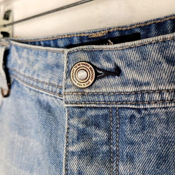 Neuw Blue Jean Shorts Distressed Raw Hem Size 14 - Picture 3 of 8